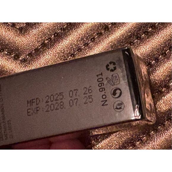 HelloKiss - NWT - Lip Glow Oil/01 Pink/Cherry Oil Infused Color .27 fl oz Sealed - Picture 9 of 9